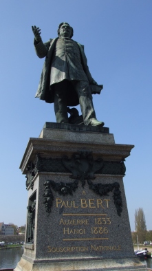 Statue de Paul Bert érigée à la gloire d’un raciste convaincu.